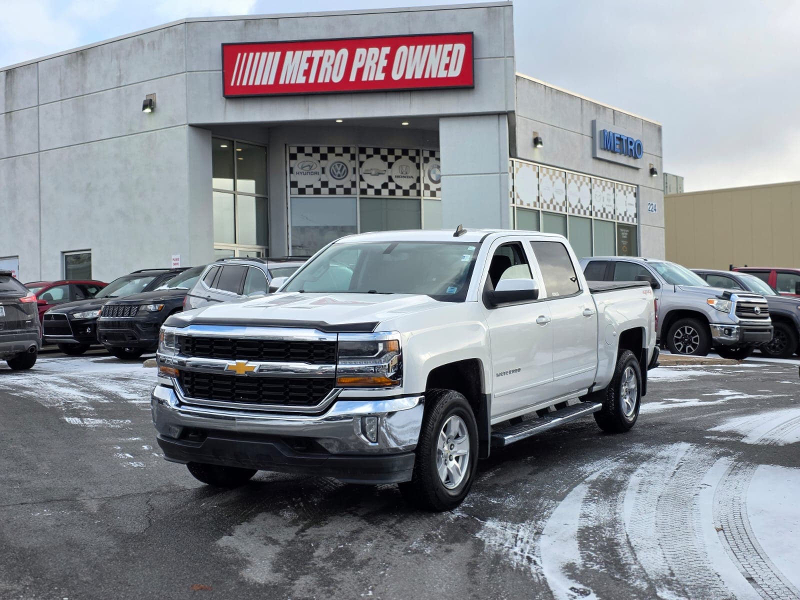 2017 Chevrolet SILVERADO 1500 LT 4WD Crew Cab 143.5"