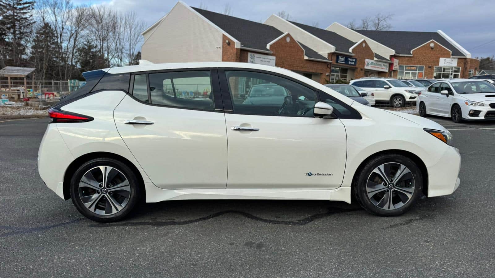 2018 Nissan LEAF S Hatchback thumbnail 4