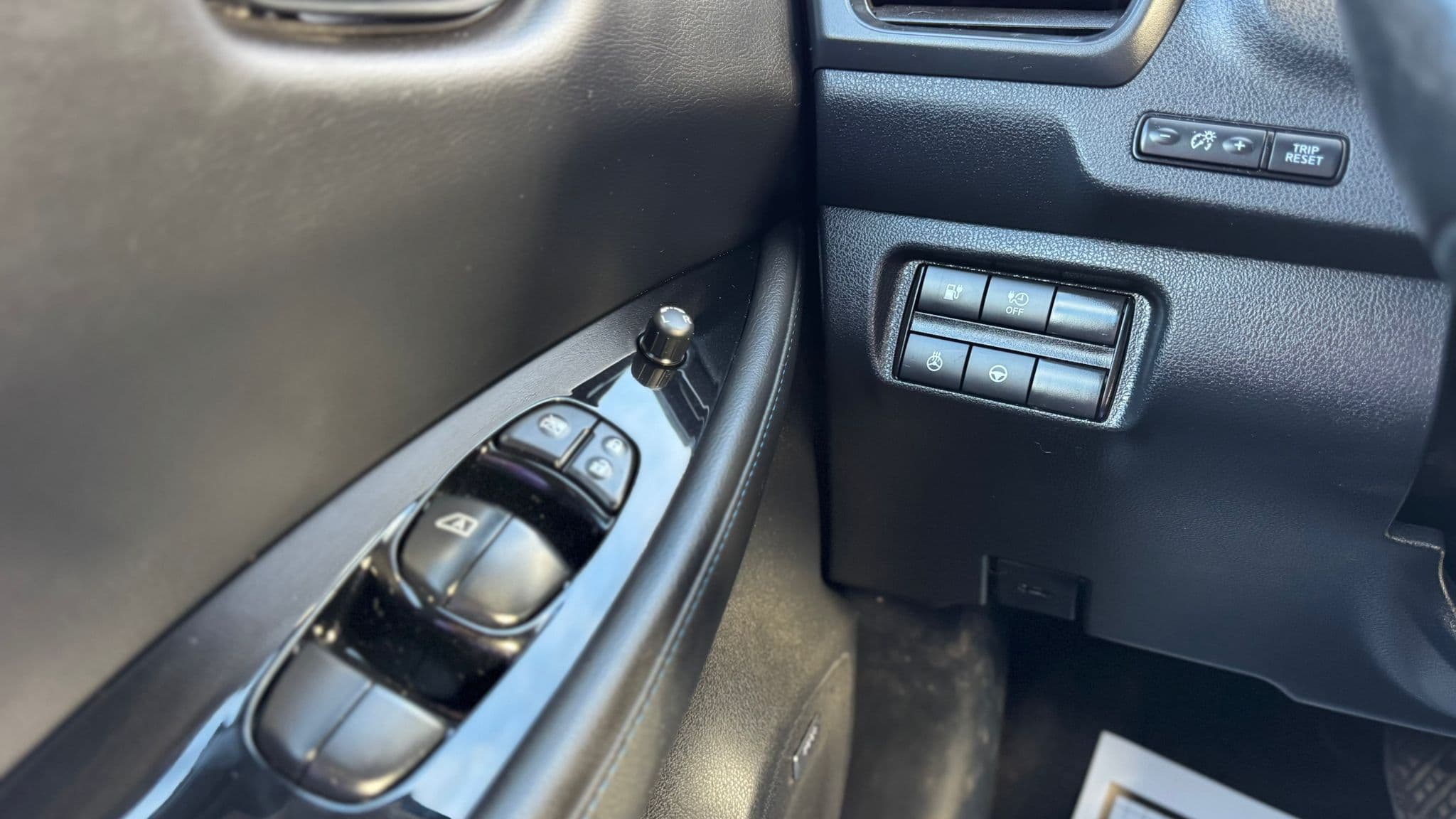 2018 Nissan LEAF S Hatchback photo 18