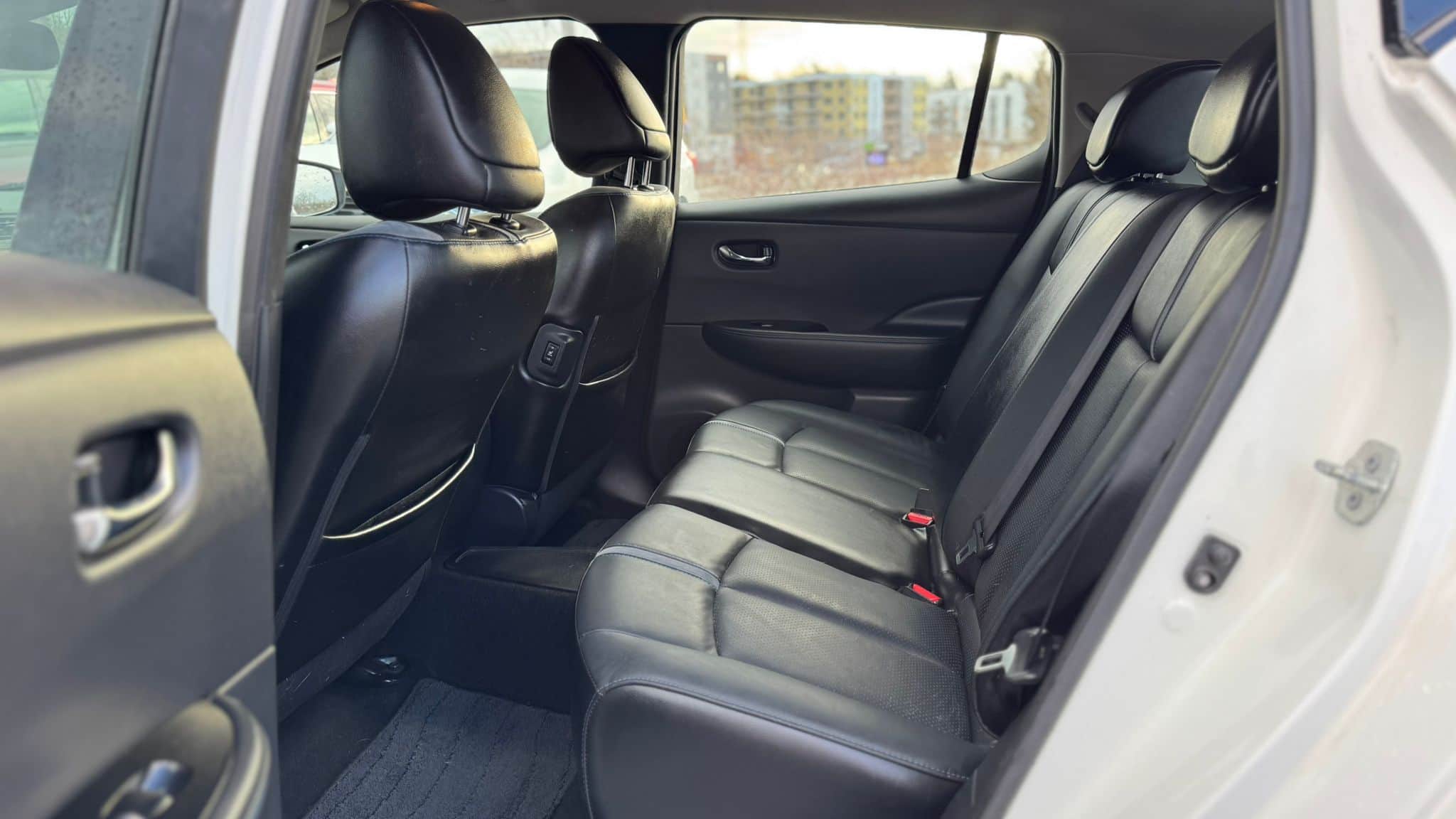 2018 Nissan LEAF S Hatchback thumbnail 21