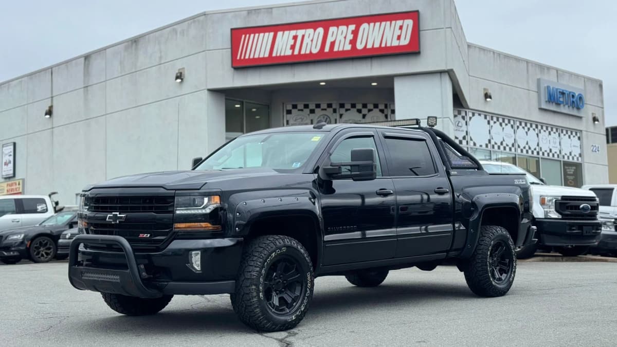 2017 Chevrolet SILVERADO 1500 LT 4WD Crew Cab 143.5" 5.3L V8