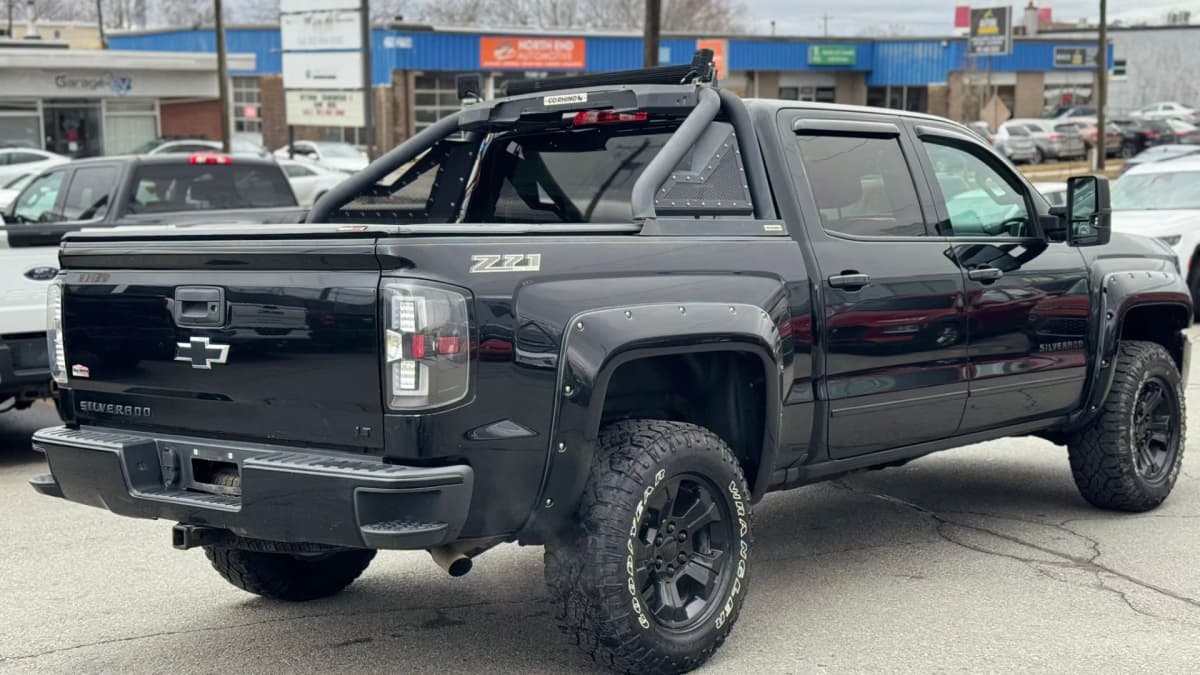 2017 Chevrolet SILVERADO 1500 LT 4WD Crew Cab 143.5" 5.3L V8 thumbnail 6